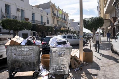 18 novembre 2021 : dans les rues de Sfax, deuxième ville du pays située dans le sud est, les déchets ne sont plus ramassés depuis 50 jours suite à la fermeture par les habitants de la décharge de Agareb, située à une trentaine de kilomètre de Sfax. Depuis 24h, la municipalité de Sfax a commencé à ramsser les poubelles pour les stocker provisoirement dans l'ancienne décharge située à la sortie sud de la ville au pied de la montagne des déchets de phosphate. 