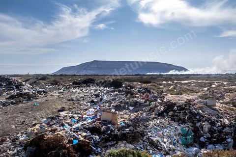 18 novembre 2021 : dans les rues de Sfax, deuxième ville du pays située dans le sud est, les déchets ne sont plus ramassés depuis 50 jours suite à la fermeture par les habitants de la décharge de Agareb, située à une trentaine de kilomètre de Sfax. Depuis 24h, la municipalité de Sfax a commencé à ramsser les poubelles pour les stocker provisoirement dans l'ancienne décharge située à la sortie sud de la ville au pied de la montagne des déchets de phosphate. 