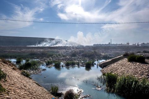 18 novembre 2021 : dans les rues de Sfax, deuxième ville du pays située dans le sud est, les déchets ne sont plus ramassés depuis 50 jours suite à la fermeture par les habitants de la décharge de Agareb, située à une trentaine de kilomètre de Sfax. Depuis 24h, la municipalité de Sfax a commencé à ramsser les poubelles pour les stocker provisoirement dans l'ancienne décharge située à la sortie sud de la ville au pied de la montagne des déchets de phosphate. 