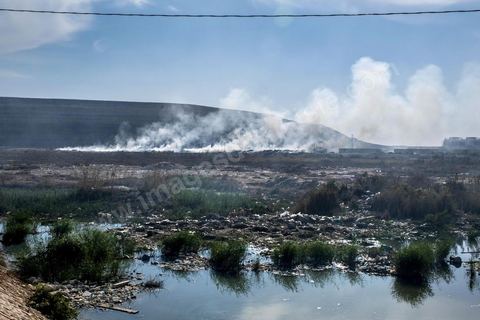 18 novembre 2021 : dans les rues de Sfax, deuxième ville du pays située dans le sud est, les déchets ne sont plus ramassés depuis 50 jours suite à la fermeture par les habitants de la décharge de Agareb, située à une trentaine de kilomètre de Sfax. Depuis 24h, la municipalité de Sfax a commencé à ramsser les poubelles pour les stocker provisoirement dans l'ancienne décharge située à la sortie sud de la ville au pied de la montagne des déchets de phosphate. 
