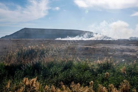 18 novembre 2021 : dans les rues de Sfax, deuxième ville du pays située dans le sud est, les déchets ne sont plus ramassés depuis 50 jours suite à la fermeture par les habitants de la décharge de Agareb, située à une trentaine de kilomètre de Sfax. Depuis 24h, la municipalité de Sfax a commencé à ramsser les poubelles pour les stocker provisoirement dans l'ancienne décharge située à la sortie sud de la ville au pied de la montagne des déchets de phosphate. 