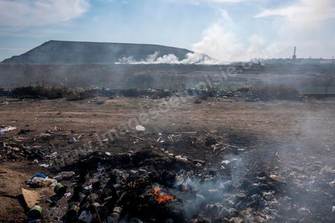 18 novembre 2021 : dans les rues de Sfax, deuxième ville du pays située dans le sud est, les déchets ne sont plus ramassés depuis 50 jours suite à la fermeture par les habitants de la décharge de Agareb, située à une trentaine de kilomètre de Sfax. Depuis 24h, la municipalité de Sfax a commencé à ramsser les poubelles pour les stocker provisoirement dans l'ancienne décharge située à la sortie sud de la ville au pied de la montagne des déchets de phosphate. 