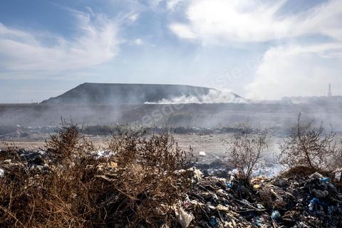 18 novembre 2021 : dans les rues de Sfax, deuxième ville du pays située dans le sud est, les déchets ne sont plus ramassés depuis 50 jours suite à la fermeture par les habitants de la décharge de Agareb, située à une trentaine de kilomètre de Sfax. Depuis 24h, la municipalité de Sfax a commencé à ramsser les poubelles pour les stocker provisoirement dans l'ancienne décharge située à la sortie sud de la ville au pied de la montagne des déchets de phosphate. 