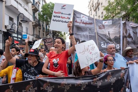 25 juillet 2026 : 5 ans après le coup d'état de Kais Saied, le pays s'enfonce lentement, le peuple et l'économie du pays s'épuisent et l'état stagne à trouver des solutions à l'instar des 10 derniers jours passés où la Tunisie a connu l'une de ses plus forte canicule et crise électrique avec des coupures de plusieurs heures et jours sur l'ensemble du territoire. En ce jour, à la fois Fête de la République et anniversaire de la prise de tous les pouvoirs par le Président en place, à Tunis, près de 2000 contestataires est sorti manifester dans les rues avec les slogans et gestes de la révolution de 2011, "Dégage", "Game Over" ...