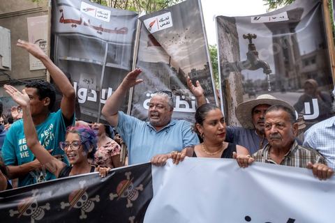 25 juillet 2026 : 5 ans après le coup d'état de Kais Saied, le pays s'enfonce lentement, le peuple et l'économie du pays s'épuisent et l'état stagne à trouver des solutions à l'instar des 10 derniers jours passés où la Tunisie a connu l'une de ses plus forte canicule et crise électrique avec des coupures de plusieurs heures et jours sur l'ensemble du territoire. En ce jour, à la fois Fête de la République et anniversaire de la prise de tous les pouvoirs par le Président en place, à Tunis, près de 2000 contestataires est sorti manifester dans les rues avec les slogans et gestes de la révolution de 2011, "Dégage", "Game Over" ...