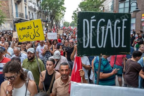 25 juillet 2026 : 5 ans après le coup d'état de Kais Saied, le pays s'enfonce lentement, le peuple et l'économie du pays s'épuisent et l'état stagne à trouver des solutions à l'instar des 10 derniers jours passés où la Tunisie a connu l'une de ses plus forte canicule et crise électrique avec des coupures de plusieurs heures et jours sur l'ensemble du territoire. En ce jour, à la fois Fête de la République et anniversaire de la prise de tous les pouvoirs par le Président en place, à Tunis, près de 2000 contestataires est sorti manifester dans les rues avec les slogans et gestes de la révolution de 2011, "Dégage", "Game Over" ...