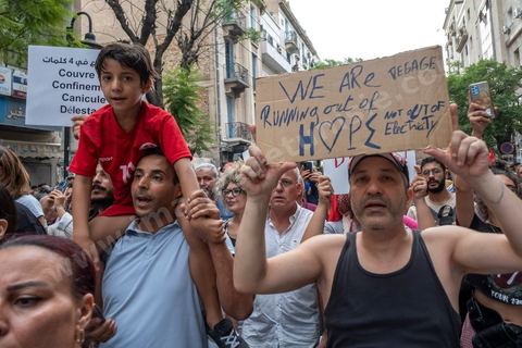 25 juillet 2026 : 5 ans après le coup d'état de Kais Saied, le pays s'enfonce lentement, le peuple et l'économie du pays s'épuisent et l'état stagne à trouver des solutions à l'instar des 10 derniers jours passés où la Tunisie a connu l'une de ses plus forte canicule et crise électrique avec des coupures de plusieurs heures et jours sur l'ensemble du territoire. En ce jour, à la fois Fête de la République et anniversaire de la prise de tous les pouvoirs par le Président en place, à Tunis, près de 2000 contestataires est sorti manifester dans les rues avec les slogans et gestes de la révolution de 2011, "Dégage", "Game Over" ...