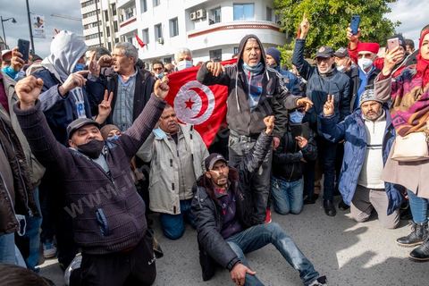 14 janvier 2022 : en ce jour anniversaire de la révolution et du départ de l'ancien président Ben Ali en 2011, les opposants au président actuel Kais Saied appelaient depuis plusieurs jours à une manifestation à Tunis. Suite à la mise en place la veille au soir par le Président d'un couvre feu et d'une interdiction de manifester dans le cadre d'un protocole sanitaire contre le COVID, le danger de l'affrontement était réel. Tunis était à la première heure du jour bouclée par des milliers de policiers, fermant les accès au centre ville de Tunis, près de 2000 manifestants arrivés tout de même à rejoindre le bas de l'avenue après avoir affrontés les policiers et cassés les barrages de police, malgrè les canons à eau, lacrymogènes et matraques de la police. Le premier grand affrontment entre la  police et les manifestants à Tunis depuis 10 ans. 