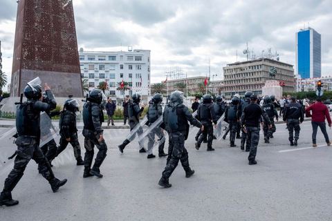 14 janvier 2022 : en ce jour anniversaire de la révolution et du départ de l'ancien président Ben Ali en 2011, les opposants au président actuel Kais Saied appelaient depuis plusieurs jours à une manifestation à Tunis. Suite à la mise en place la veille au soir par le Président d'un couvre feu et d'une interdiction de manifester dans le cadre d'un protocole sanitaire contre le COVID, le danger de l'affrontement était réel. Tunis était à la première heure du jour bouclée par des milliers de policiers, fermant les accès au centre ville de Tunis, près de 2000 manifestants arrivés tout de même à rejoindre le bas de l'avenue après avoir affrontés les policiers et cassés les barrages de police, malgrè les canons à eau, lacrymogènes et matraques de la police. Le premier grand affrontment entre la  police et les manifestants à Tunis depuis 10 ans. 
