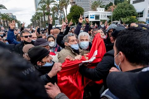 14 janvier 2022 : en ce jour anniversaire de la révolution et du départ de l'ancien président Ben Ali en 2011, les opposants au président actuel Kais Saied appelaient depuis plusieurs jours à une manifestation à Tunis. Suite à la mise en place la veille au soir par le Président d'un couvre feu et d'une interdiction de manifester dans le cadre d'un protocole sanitaire contre le COVID, le danger de l'affrontement était réel. Tunis était à la première heure du jour bouclée par des milliers de policiers, fermant les accès au centre ville de Tunis, près de 2000 manifestants arrivés tout de même à rejoindre le bas de l'avenue après avoir affrontés les policiers et cassés les barrages de police, malgrè les canons à eau, lacrymogènes et matraques de la police. Le premier grand affrontment entre la  police et les manifestants à Tunis depuis 10 ans. 
