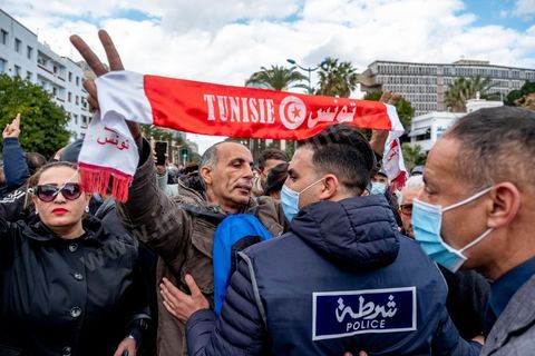 14 janvier 2022 : en ce jour anniversaire de la révolution et du départ de l'ancien président Ben Ali en 2011, les opposants au président actuel Kais Saied appelaient depuis plusieurs jours à une manifestation à Tunis. Suite à la mise en place la veille au soir par le Président d'un couvre feu et d'une interdiction de manifester dans le cadre d'un protocole sanitaire contre le COVID, le danger de l'affrontement était réel. Tunis était à la première heure du jour bouclée par des milliers de policiers, fermant les accès au centre ville de Tunis, près de 2000 manifestants arrivés tout de même à rejoindre le bas de l'avenue après avoir affrontés les policiers et cassés les barrages de police, malgrè les canons à eau, lacrymogènes et matraques de la police. Le premier grand affrontment entre la  police et les manifestants à Tunis depuis 10 ans. 