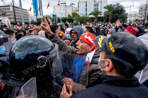 14 janvier 2022 : en ce jour anniversaire de la révolution et du départ de l'ancien président Ben Ali en 2011, les opposants au président actuel Kais Saied appelaient depuis plusieurs jours à une manifestation à Tunis. Suite à la mise en place la veille au soir par le Président d'un couvre feu et d'une interdiction de manifester dans le cadre d'un protocole sanitaire contre le COVID, le danger de l'affrontement était réel. Tunis était à la première heure du jour bouclée par des milliers de policiers, fermant les accès au centre ville de Tunis, près de 2000 manifestants arrivés tout de même à rejoindre le bas de l'avenue après avoir affrontés les policiers et cassés les barrages de police, malgrè les canons à eau, lacrymogènes et matraques de la police. Le premier grand affrontment entre la  police et les manifestants à Tunis depuis 10 ans. 
