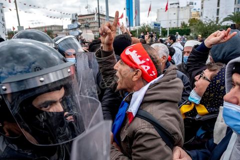 14 janvier 2022 : en ce jour anniversaire de la révolution et du départ de l'ancien président Ben Ali en 2011, les opposants au président actuel Kais Saied appelaient depuis plusieurs jours à une manifestation à Tunis. Suite à la mise en place la veille au soir par le Président d'un couvre feu et d'une interdiction de manifester dans le cadre d'un protocole sanitaire contre le COVID, le danger de l'affrontement était réel. Tunis était à la première heure du jour bouclée par des milliers de policiers, fermant les accès au centre ville de Tunis, près de 2000 manifestants arrivés tout de même à rejoindre le bas de l'avenue après avoir affrontés les policiers et cassés les barrages de police, malgrè les canons à eau, lacrymogènes et matraques de la police. Le premier grand affrontment entre la  police et les manifestants à Tunis depuis 10 ans. 
