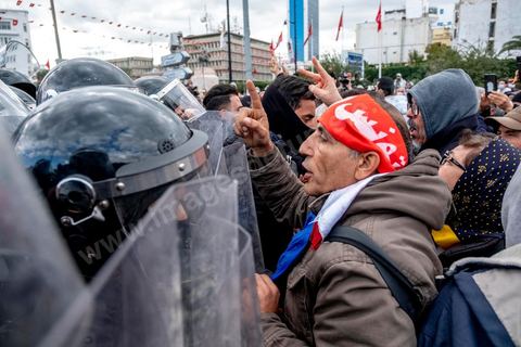 14 janvier 2022 : en ce jour anniversaire de la révolution et du départ de l'ancien président Ben Ali en 2011, les opposants au président actuel Kais Saied appelaient depuis plusieurs jours à une manifestation à Tunis. Suite à la mise en place la veille au soir par le Président d'un couvre feu et d'une interdiction de manifester dans le cadre d'un protocole sanitaire contre le COVID, le danger de l'affrontement était réel. Tunis était à la première heure du jour bouclée par des milliers de policiers, fermant les accès au centre ville de Tunis, près de 2000 manifestants arrivés tout de même à rejoindre le bas de l'avenue après avoir affrontés les policiers et cassés les barrages de police, malgrè les canons à eau, lacrymogènes et matraques de la police. Le premier grand affrontment entre la  police et les manifestants à Tunis depuis 10 ans. 