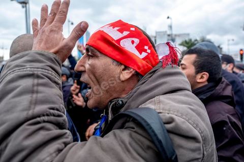 14 janvier 2022 : en ce jour anniversaire de la révolution et du départ de l'ancien président Ben Ali en 2011, les opposants au président actuel Kais Saied appelaient depuis plusieurs jours à une manifestation à Tunis. Suite à la mise en place la veille au soir par le Président d'un couvre feu et d'une interdiction de manifester dans le cadre d'un protocole sanitaire contre le COVID, le danger de l'affrontement était réel. Tunis était à la première heure du jour bouclée par des milliers de policiers, fermant les accès au centre ville de Tunis, près de 2000 manifestants arrivés tout de même à rejoindre le bas de l'avenue après avoir affrontés les policiers et cassés les barrages de police, malgrè les canons à eau, lacrymogènes et matraques de la police. Le premier grand affrontment entre la  police et les manifestants à Tunis depuis 10 ans. 