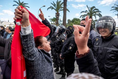 14 janvier 2022 : en ce jour anniversaire de la révolution et du départ de l'ancien président Ben Ali en 2011, les opposants au président actuel Kais Saied appelaient depuis plusieurs jours à une manifestation à Tunis. Suite à la mise en place la veille au soir par le Président d'un couvre feu et d'une interdiction de manifester dans le cadre d'un protocole sanitaire contre le COVID, le danger de l'affrontement était réel. Tunis était à la première heure du jour bouclée par des milliers de policiers, fermant les accès au centre ville de Tunis, près de 2000 manifestants arrivés tout de même à rejoindre le bas de l'avenue après avoir affrontés les policiers et cassés les barrages de police, malgrè les canons à eau, lacrymogènes et matraques de la police. Le premier grand affrontment entre la  police et les manifestants à Tunis depuis 10 ans. 