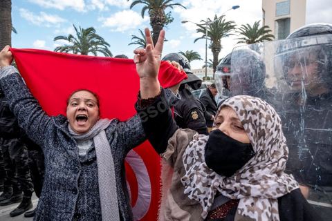 14 janvier 2022 : en ce jour anniversaire de la révolution et du départ de l'ancien président Ben Ali en 2011, les opposants au président actuel Kais Saied appelaient depuis plusieurs jours à une manifestation à Tunis. Suite à la mise en place la veille au soir par le Président d'un couvre feu et d'une interdiction de manifester dans le cadre d'un protocole sanitaire contre le COVID, le danger de l'affrontement était réel. Tunis était à la première heure du jour bouclée par des milliers de policiers, fermant les accès au centre ville de Tunis, près de 2000 manifestants arrivés tout de même à rejoindre le bas de l'avenue après avoir affrontés les policiers et cassés les barrages de police, malgrè les canons à eau, lacrymogènes et matraques de la police. Le premier grand affrontment entre la  police et les manifestants à Tunis depuis 10 ans. 