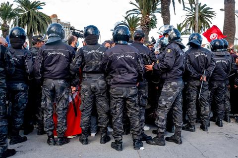 14 janvier 2022 : en ce jour anniversaire de la révolution et du départ de l'ancien président Ben Ali en 2011, les opposants au président actuel Kais Saied appelaient depuis plusieurs jours à une manifestation à Tunis. Suite à la mise en place la veille au soir par le Président d'un couvre feu et d'une interdiction de manifester dans le cadre d'un protocole sanitaire contre le COVID, le danger de l'affrontement était réel. Tunis était à la première heure du jour bouclée par des milliers de policiers, fermant les accès au centre ville de Tunis, près de 2000 manifestants arrivés tout de même à rejoindre le bas de l'avenue après avoir affrontés les policiers et cassés les barrages de police, malgrè les canons à eau, lacrymogènes et matraques de la police. Le premier grand affrontment entre la  police et les manifestants à Tunis depuis 10 ans. 