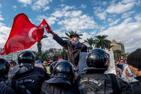 14 janvier 2022 : en ce jour anniversaire de la révolution et du départ de l'ancien président Ben Ali en 2011, les opposants au président actuel Kais Saied appelaient depuis plusieurs jours à une manifestation à Tunis. Suite à la mise en place la veille au soir par le Président d'un couvre feu et d'une interdiction de manifester dans le cadre d'un protocole sanitaire contre le COVID, le danger de l'affrontement était réel. Tunis était à la première heure du jour bouclée par des milliers de policiers, fermant les accès au centre ville de Tunis, près de 2000 manifestants arrivés tout de même à rejoindre le bas de l'avenue après avoir affrontés les policiers et cassés les barrages de police, malgrè les canons à eau, lacrymogènes et matraques de la police. Le premier grand affrontment entre la  police et les manifestants à Tunis depuis 10 ans. 