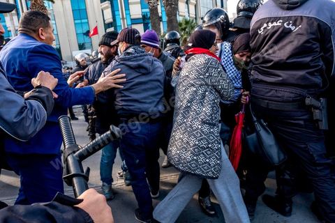 14 janvier 2022 : en ce jour anniversaire de la révolution et du départ de l'ancien président Ben Ali en 2011, les opposants au président actuel Kais Saied appelaient depuis plusieurs jours à une manifestation à Tunis. Suite à la mise en place la veille au soir par le Président d'un couvre feu et d'une interdiction de manifester dans le cadre d'un protocole sanitaire contre le COVID, le danger de l'affrontement était réel. Tunis était à la première heure du jour bouclée par des milliers de policiers, fermant les accès au centre ville de Tunis, près de 2000 manifestants arrivés tout de même à rejoindre le bas de l'avenue après avoir affrontés les policiers et cassés les barrages de police, malgrè les canons à eau, lacrymogènes et matraques de la police. Le premier grand affrontment entre la  police et les manifestants à Tunis depuis 10 ans. 
