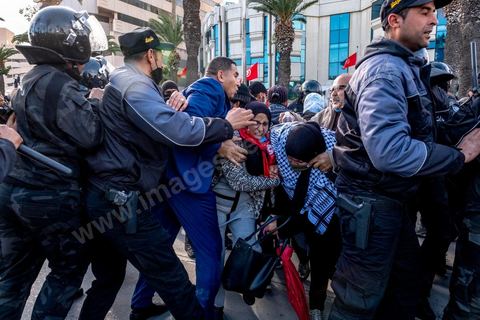 14 janvier 2022 : en ce jour anniversaire de la révolution et du départ de l'ancien président Ben Ali en 2011, les opposants au président actuel Kais Saied appelaient depuis plusieurs jours à une manifestation à Tunis. Suite à la mise en place la veille au soir par le Président d'un couvre feu et d'une interdiction de manifester dans le cadre d'un protocole sanitaire contre le COVID, le danger de l'affrontement était réel. Tunis était à la première heure du jour bouclée par des milliers de policiers, fermant les accès au centre ville de Tunis, près de 2000 manifestants arrivés tout de même à rejoindre le bas de l'avenue après avoir affrontés les policiers et cassés les barrages de police, malgrè les canons à eau, lacrymogènes et matraques de la police. Le premier grand affrontment entre la  police et les manifestants à Tunis depuis 10 ans. 