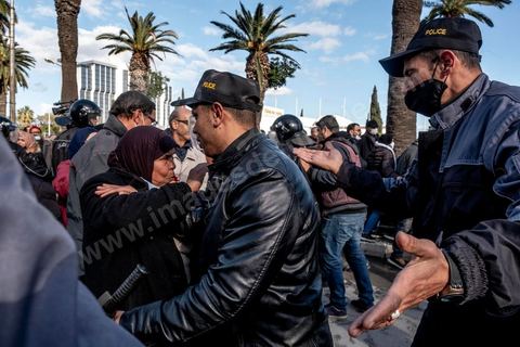 14 janvier 2022 : en ce jour anniversaire de la révolution et du départ de l'ancien président Ben Ali en 2011, les opposants au président actuel Kais Saied appelaient depuis plusieurs jours à une manifestation à Tunis. Suite à la mise en place la veille au soir par le Président d'un couvre feu et d'une interdiction de manifester dans le cadre d'un protocole sanitaire contre le COVID, le danger de l'affrontement était réel. Tunis était à la première heure du jour bouclée par des milliers de policiers, fermant les accès au centre ville de Tunis, près de 2000 manifestants arrivés tout de même à rejoindre le bas de l'avenue après avoir affrontés les policiers et cassés les barrages de police, malgrè les canons à eau, lacrymogènes et matraques de la police. Le premier grand affrontment entre la  police et les manifestants à Tunis depuis 10 ans. 