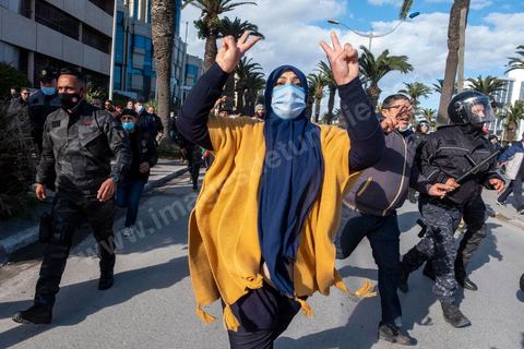 14 janvier 2022 : en ce jour anniversaire de la révolution et du départ de l'ancien président Ben Ali en 2011, les opposants au président actuel Kais Saied appelaient depuis plusieurs jours à une manifestation à Tunis. Suite à la mise en place la veille au soir par le Président d'un couvre feu et d'une interdiction de manifester dans le cadre d'un protocole sanitaire contre le COVID, le danger de l'affrontement était réel. Tunis était à la première heure du jour bouclée par des milliers de policiers, fermant les accès au centre ville de Tunis, près de 2000 manifestants arrivés tout de même à rejoindre le bas de l'avenue après avoir affrontés les policiers et cassés les barrages de police, malgrè les canons à eau, lacrymogènes et matraques de la police. Le premier grand affrontment entre la  police et les manifestants à Tunis depuis 10 ans. 