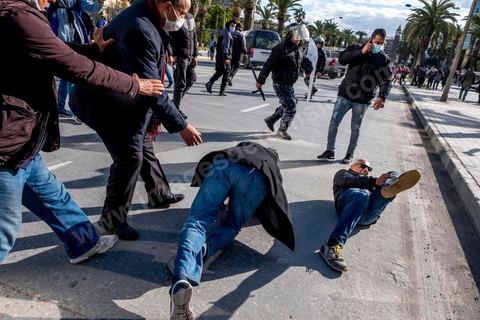 14 janvier 2022 : Jaouhar M'Barek, leader du mouvement des citoyens contre Kais Saeid, molesté par la police. En ce jour anniversaire de la révolution et du départ de l'ancien président Ben Ali en 2011, les opposants au président actuel Kais Saied appelaient depuis plusieurs jours à une manifestation à Tunis. Suite à la mise en place la veille au soir par le Président d'un couvre feu et d'une interdiction de manifester dans le cadre d'un protocole sanitaire contre le COVID, le danger de l'affrontement était réel. Tunis était à la première heure du jour bouclée par des milliers de policiers, fermant les accès au centre ville de Tunis, près de 2000 manifestants arrivés tout de même à rejoindre le bas de l'avenue après avoir affrontés les policiers et cassés les barrages de police, malgrè les canons à eau, lacrymogènes et matraques de la police. Le premier grand affrontment entre la  police et les manifestants à Tunis depuis 10 ans. 