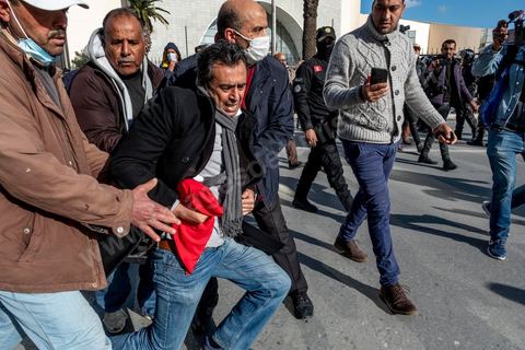 14 janvier 2022 : Jaouhar M'Barek, leader du mouvement des citoyens contre Kais Saeid, molesté par la police. En ce jour anniversaire de la révolution et du départ de l'ancien président Ben Ali en 2011, les opposants au président actuel Kais Saied appelaient depuis plusieurs jours à une manifestation à Tunis. Suite à la mise en place la veille au soir par le Président d'un couvre feu et d'une interdiction de manifester dans le cadre d'un protocole sanitaire contre le COVID, le danger de l'affrontement était réel. Tunis était à la première heure du jour bouclée par des milliers de policiers, fermant les accès au centre ville de Tunis, près de 2000 manifestants arrivés tout de même à rejoindre le bas de l'avenue après avoir affrontés les policiers et cassés les barrages de police, malgrè les canons à eau, lacrymogènes et matraques de la police. Le premier grand affrontment entre la  police et les manifestants à Tunis depuis 10 ans. 