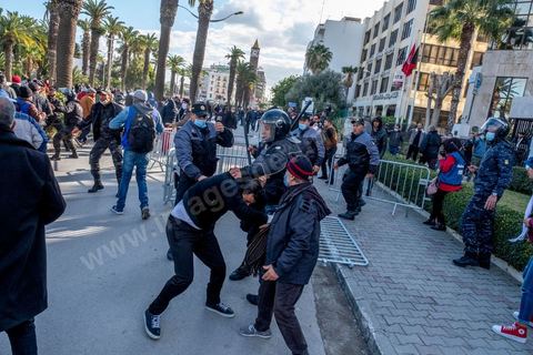 14 janvier 2022 : en ce jour anniversaire de la révolution et du départ de l'ancien président Ben Ali en 2011, les opposants au président actuel Kais Saied appelaient depuis plusieurs jours à une manifestation à Tunis. Suite à la mise en place la veille au soir par le Président d'un couvre feu et d'une interdiction de manifester dans le cadre d'un protocole sanitaire contre le COVID, le danger de l'affrontement était réel. Tunis était à la première heure du jour bouclée par des milliers de policiers, fermant les accès au centre ville de Tunis, près de 2000 manifestants arrivés tout de même à rejoindre le bas de l'avenue après avoir affrontés les policiers et cassés les barrages de police, malgrè les canons à eau, lacrymogènes et matraques de la police. Le premier grand affrontment entre la  police et les manifestants à Tunis depuis 10 ans. 