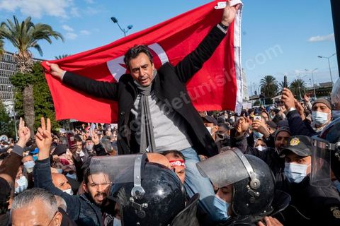 14 janvier 2022 : Jaouhar M'Barek, leader du mouvement des citoyens contre Kais Saeid, molesté par la police. En ce jour anniversaire de la révolution et du départ de l'ancien président Ben Ali en 2011, les opposants au président actuel Kais Saied appelaient depuis plusieurs jours à une manifestation à Tunis. Suite à la mise en place la veille au soir par le Président d'un couvre feu et d'une interdiction de manifester dans le cadre d'un protocole sanitaire contre le COVID, le danger de l'affrontement était réel. Tunis était à la première heure du jour bouclée par des milliers de policiers, fermant les accès au centre ville de Tunis, près de 2000 manifestants arrivés tout de même à rejoindre le bas de l'avenue après avoir affrontés les policiers et cassés les barrages de police, malgrè les canons à eau, lacrymogènes et matraques de la police. Le premier grand affrontment entre la  police et les manifestants à Tunis depuis 10 ans. 