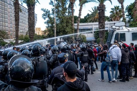 14 janvier 2022 : en ce jour anniversaire de la révolution et du départ de l'ancien président Ben Ali en 2011, les opposants au président actuel Kais Saied appelaient depuis plusieurs jours à une manifestation à Tunis. Suite à la mise en place la veille au soir par le Président d'un couvre feu et d'une interdiction de manifester dans le cadre d'un protocole sanitaire contre le COVID, le danger de l'affrontement était réel. Tunis était à la première heure du jour bouclée par des milliers de policiers, fermant les accès au centre ville de Tunis, près de 2000 manifestants arrivés tout de même à rejoindre le bas de l'avenue après avoir affrontés les policiers et cassés les barrages de police, malgrè les canons à eau, lacrymogènes et matraques de la police. Le premier grand affrontment entre la  police et les manifestants à Tunis depuis 10 ans. 