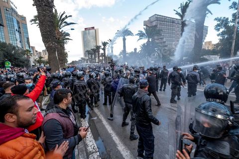 14 janvier 2022 : en ce jour anniversaire de la révolution et du départ de l'ancien président Ben Ali en 2011, les opposants au président actuel Kais Saied appelaient depuis plusieurs jours à une manifestation à Tunis. Suite à la mise en place la veille au soir par le Président d'un couvre feu et d'une interdiction de manifester dans le cadre d'un protocole sanitaire contre le COVID, le danger de l'affrontement était réel. Tunis était à la première heure du jour bouclée par des milliers de policiers, fermant les accès au centre ville de Tunis, près de 2000 manifestants arrivés tout de même à rejoindre le bas de l'avenue après avoir affrontés les policiers et cassés les barrages de police, malgrè les canons à eau, lacrymogènes et matraques de la police. Le premier grand affrontment entre la  police et les manifestants à Tunis depuis 10 ans. 