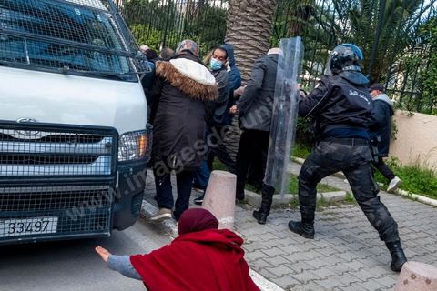 14 janvier 2022 : en ce jour anniversaire de la révolution et du départ de l'ancien président Ben Ali en 2011, les opposants au président actuel Kais Saied appelaient depuis plusieurs jours à une manifestation à Tunis. Suite à la mise en place la veille au soir par le Président d'un couvre feu et d'une interdiction de manifester dans le cadre d'un protocole sanitaire contre le COVID, le danger de l'affrontement était réel. Tunis était à la première heure du jour bouclée par des milliers de policiers, fermant les accès au centre ville de Tunis, près de 2000 manifestants arrivés tout de même à rejoindre le bas de l'avenue après avoir affrontés les policiers et cassés les barrages de police, malgrè les canons à eau, lacrymogènes et matraques de la police. Le premier grand affrontment entre la  police et les manifestants à Tunis depuis 10 ans. 