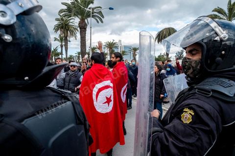 14 janvier 2022 : en ce jour anniversaire de la révolution et du départ de l'ancien président Ben Ali en 2011, les opposants au président actuel Kais Saied appelaient depuis plusieurs jours à une manifestation à Tunis. Suite à la mise en place la veille au soir par le Président d'un couvre feu et d'une interdiction de manifester dans le cadre d'un protocole sanitaire contre le COVID, le danger de l'affrontement était réel. Tunis était à la première heure du jour bouclée par des milliers de policiers, fermant les accès au centre ville de Tunis, près de 2000 manifestants arrivés tout de même à rejoindre le bas de l'avenue après avoir affrontés les policiers et cassés les barrages de police, malgrè les canons à eau, lacrymogènes et matraques de la police. Le premier grand affrontment entre la  police et les manifestants à Tunis depuis 10 ans. 