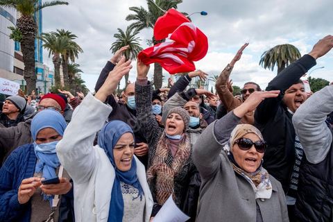 14 janvier 2022 : en ce jour anniversaire de la révolution et du départ de l'ancien président Ben Ali en 2011, les opposants au président actuel Kais Saied appelaient depuis plusieurs jours à une manifestation à Tunis. Suite à la mise en place la veille au soir par le Président d'un couvre feu et d'une interdiction de manifester dans le cadre d'un protocole sanitaire contre le COVID, le danger de l'affrontement était réel. Tunis était à la première heure du jour bouclée par des milliers de policiers, fermant les accès au centre ville de Tunis, près de 2000 manifestants arrivés tout de même à rejoindre le bas de l'avenue après avoir affrontés les policiers et cassés les barrages de police, malgrè les canons à eau, lacrymogènes et matraques de la police. Le premier grand affrontment entre la  police et les manifestants à Tunis depuis 10 ans. 