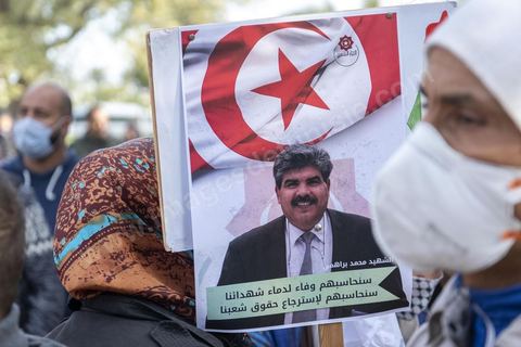 6 février 2022 : 9 ans après l'assassinat de Chokri Belaïd, un petit millier de partisans principalement de gauche se sont rassemblés à la place des Droits de l'Homme à Tunis pour commémorer la mort du militant politique. Malgrè l'interdiction de manifester conjointement mis en place avec le couvre feu nocturne dans le cadre  du protocole Covid imposé par le Président Kais Saied, la veille au soir, le président autorisé ces regroupements ainsi que la manifestation de ses partisans devant le Conseil Supérieur de la Magsitrature qu'il a dissout dans la nuit. 