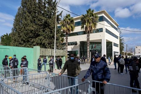6 février 2022 : Dans la nuit le Président de la république Kais Saied annoncé depuis le ministère de l'intérieur la dissolution du Conseil Supérieur de la Magistrature (CSM) : «  A partir de ce moment, le CSM fait partie du passé et un décret-loi sera élaboré pour organiser cet organe dans le but de mettre fin à cette situation. Je les ai mis en garde plusieurs fois et j’ai voulu les rencontrer pour donner leur dernier avertissement mais, ce qui s’est passé ces derniers jours m’a poussé à prendre cette décision." Ce dimanche matin un petit groupe d'une centaine de personnes pro Saied, sous la dénomination nouvelle "mouvement du 25 juillet", s'est rendu devant le siège du CSM à Tunis entièrement encerclé par un important dispositif de policiers. Malgrè l'interdiction de manifester conjointement mis en place avec le couvre feu nocturne dans le cadre  du protocole Covid imposé par le Président Kais Saied, la veille au soir, le président autorisé ces regroupements ainsi que la manifesattion de ses partisans devant le CSM.
