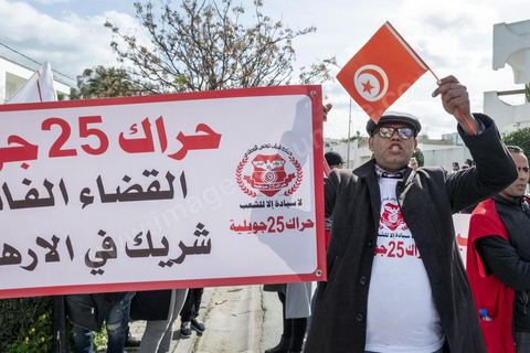 6 février 2022 : Dans la nuit le Président de la république Kais Saied annoncé depuis le ministère de l'intérieur la dissolution du Conseil Supérieur de la Magistrature (CSM) : «  A partir de ce moment, le CSM fait partie du passé et un décret-loi sera élaboré pour organiser cet organe dans le but de mettre fin à cette situation. Je les ai mis en garde plusieurs fois et j’ai voulu les rencontrer pour donner leur dernier avertissement mais, ce qui s’est passé ces derniers jours m’a poussé à prendre cette décision." Ce dimanche matin un petit groupe d'une centaine de personnes pro Saied, sous la dénomination nouvelle "mouvement du 25 juillet", s'est rendu devant le siège du CSM à Tunis entièrement encerclé par un important dispositif de policiers. Malgrè l'interdiction de manifester conjointement mis en place avec le couvre feu nocturne dans le cadre  du protocole Covid imposé par le Président Kais Saied, la veille au soir, le président autorisé ces regroupements ainsi que la manifesattion de ses partisans devant le CSM.