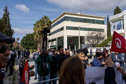 6 février 2022 : Dans la nuit le Président de la république Kais Saied annoncé depuis le ministère de l'intérieur la dissolution du Conseil Supérieur de la Magistrature (CSM) : «  A partir de ce moment, le CSM fait partie du passé et un décret-loi sera élaboré pour organiser cet organe dans le but de mettre fin à cette situation. Je les ai mis en garde plusieurs fois et j’ai voulu les rencontrer pour donner leur dernier avertissement mais, ce qui s’est passé ces derniers jours m’a poussé à prendre cette décision." Ce dimanche matin un petit groupe d'une centaine de personnes pro Saied, sous la dénomination nouvelle "mouvement du 25 juillet", s'est rendu devant le siège du CSM à Tunis entièrement encerclé par un important dispositif de policiers. Malgrè l'interdiction de manifester conjointement mis en place avec le couvre feu nocturne dans le cadre  du protocole Covid imposé par le Président Kais Saied, la veille au soir, le président autorisé ces regroupements ainsi que la manifesattion de ses partisans devant le CSM.