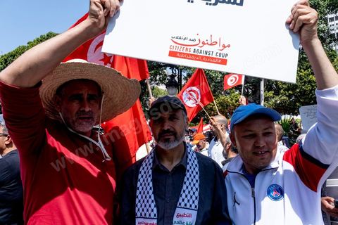 15 mai 2022 : première manifestation à l'appel du nouveau Front du Salut National, récemment formé par cinq partis opposés au président Kais Saied, composé notamment de Ennahdha et Al Karama, les deux partis islamistes. Ce front est constitué des mouvements et partis qui s'opposent depusi plusieurs mois au président Saied pour « sauver » la Tunisie de sa profonde crise après le coup d'état de ce dernier en juillet 2021. Près de 3000 manifestants se sont rassemblés deavnt le théâtre de l'avenue Bourguiba à Tunis scandant des slogans comme "Dégage", "nous vaincrons", "nous sommes unis, pas divisés", ... autour des leaders politiues aux tendances très variées comme Nejib Chebbi, Jaouhar Mbarek, Nourredine Bihri, Seiffeddine Makhlouf. 