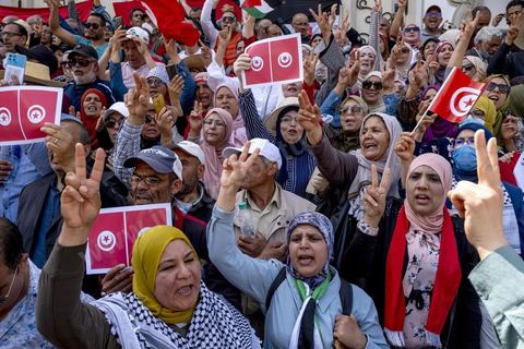 15 mai 2022 : première manifestation à l'appel du nouveau Front du Salut National, récemment formé par cinq partis opposés au président Kais Saied, composé notamment de Ennahdha et Al Karama, les deux partis islamistes. Ce front est constitué des mouvements et partis qui s'opposent depusi plusieurs mois au président Saied pour « sauver » la Tunisie de sa profonde crise après le coup d'état de ce dernier en juillet 2021. Près de 3000 manifestants se sont rassemblés deavnt le théâtre de l'avenue Bourguiba à Tunis scandant des slogans comme "Dégage", "nous vaincrons", "nous sommes unis, pas divisés", ... autour des leaders politiues aux tendances très variées comme Nejib Chebbi, Jaouhar Mbarek, Nourredine Bihri, Seiffeddine Makhlouf. 