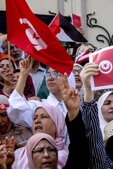 15 mai 2022 : première manifestation à l'appel du nouveau Front du Salut National, récemment formé par cinq partis opposés au président Kais Saied, composé notamment de Ennahdha et Al Karama, les deux partis islamistes. Ce front est constitué des mouvements et partis qui s'opposent depusi plusieurs mois au président Saied pour « sauver » la Tunisie de sa profonde crise après le coup d'état de ce dernier en juillet 2021. Près de 3000 manifestants se sont rassemblés deavnt le théâtre de l'avenue Bourguiba à Tunis scandant des slogans comme "Dégage", "nous vaincrons", "nous sommes unis, pas divisés", ... autour des leaders politiues aux tendances très variées comme Nejib Chebbi, Jaouhar Mbarek, Nourredine Bihri, Seiffeddine Makhlouf. 