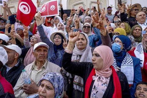 15 mai 2022 : première manifestation à l'appel du nouveau Front du Salut National, récemment formé par cinq partis opposés au président Kais Saied, composé notamment de Ennahdha et Al Karama, les deux partis islamistes. Ce front est constitué des mouvements et partis qui s'opposent depusi plusieurs mois au président Saied pour « sauver » la Tunisie de sa profonde crise après le coup d'état de ce dernier en juillet 2021. Près de 3000 manifestants se sont rassemblés deavnt le théâtre de l'avenue Bourguiba à Tunis scandant des slogans comme "Dégage", "nous vaincrons", "nous sommes unis, pas divisés", ... autour des leaders politiues aux tendances très variées comme Nejib Chebbi, Jaouhar Mbarek, Nourredine Bihri, Seiffeddine Makhlouf. 