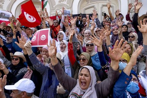 15 mai 2022 : première manifestation à l'appel du nouveau Front du Salut National, récemment formé par cinq partis opposés au président Kais Saied, composé notamment de Ennahdha et Al Karama, les deux partis islamistes. Ce front est constitué des mouvements et partis qui s'opposent depusi plusieurs mois au président Saied pour « sauver » la Tunisie de sa profonde crise après le coup d'état de ce dernier en juillet 2021. Près de 3000 manifestants se sont rassemblés deavnt le théâtre de l'avenue Bourguiba à Tunis scandant des slogans comme "Dégage", "nous vaincrons", "nous sommes unis, pas divisés", ... autour des leaders politiues aux tendances très variées comme Nejib Chebbi, Jaouhar Mbarek, Nourredine Bihri, Seiffeddine Makhlouf. 