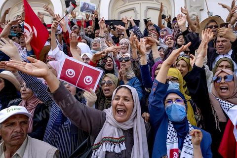 15 mai 2022 : première manifestation à l'appel du nouveau Front du Salut National, récemment formé par cinq partis opposés au président Kais Saied, composé notamment de Ennahdha et Al Karama, les deux partis islamistes. Ce front est constitué des mouvements et partis qui s'opposent depusi plusieurs mois au président Saied pour « sauver » la Tunisie de sa profonde crise après le coup d'état de ce dernier en juillet 2021. Près de 3000 manifestants se sont rassemblés deavnt le théâtre de l'avenue Bourguiba à Tunis scandant des slogans comme "Dégage", "nous vaincrons", "nous sommes unis, pas divisés", ... autour des leaders politiues aux tendances très variées comme Nejib Chebbi, Jaouhar Mbarek, Nourredine Bihri, Seiffeddine Makhlouf. 