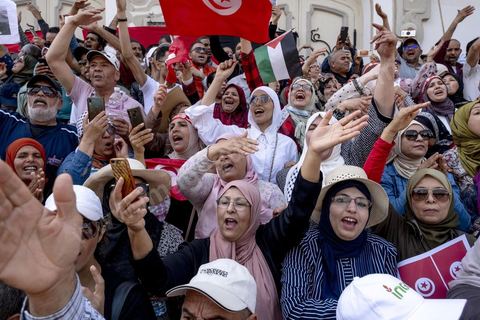 15 mai 2022 : première manifestation à l'appel du nouveau Front du Salut National, récemment formé par cinq partis opposés au président Kais Saied, composé notamment de Ennahdha et Al Karama, les deux partis islamistes. Ce front est constitué des mouvements et partis qui s'opposent depusi plusieurs mois au président Saied pour « sauver » la Tunisie de sa profonde crise après le coup d'état de ce dernier en juillet 2021. Près de 3000 manifestants se sont rassemblés deavnt le théâtre de l'avenue Bourguiba à Tunis scandant des slogans comme "Dégage", "nous vaincrons", "nous sommes unis, pas divisés", ... autour des leaders politiues aux tendances très variées comme Nejib Chebbi, Jaouhar Mbarek, Nourredine Bihri, Seiffeddine Makhlouf. 