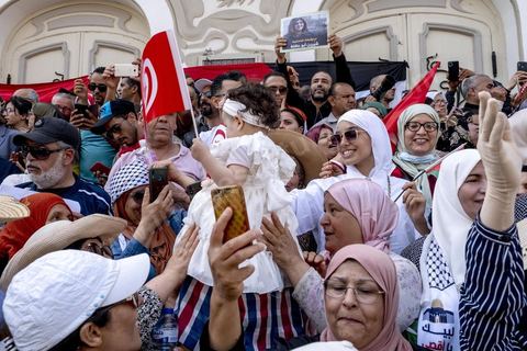 15 mai 2022 : première manifestation à l'appel du nouveau Front du Salut National, récemment formé par cinq partis opposés au président Kais Saied, composé notamment de Ennahdha et Al Karama, les deux partis islamistes. Ce front est constitué des mouvements et partis qui s'opposent depusi plusieurs mois au président Saied pour « sauver » la Tunisie de sa profonde crise après le coup d'état de ce dernier en juillet 2021. Près de 3000 manifestants se sont rassemblés deavnt le théâtre de l'avenue Bourguiba à Tunis scandant des slogans comme "Dégage", "nous vaincrons", "nous sommes unis, pas divisés", ... autour des leaders politiues aux tendances très variées comme Nejib Chebbi, Jaouhar Mbarek, Nourredine Bihri, Seiffeddine Makhlouf. 