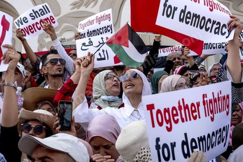 15 mai 2022 : première manifestation à l'appel du nouveau Front du Salut National, récemment formé par cinq partis opposés au président Kais Saied, composé notamment de Ennahdha et Al Karama, les deux partis islamistes. Ce front est constitué des mouvements et partis qui s'opposent depusi plusieurs mois au président Saied pour « sauver » la Tunisie de sa profonde crise après le coup d'état de ce dernier en juillet 2021. Près de 3000 manifestants se sont rassemblés deavnt le théâtre de l'avenue Bourguiba à Tunis scandant des slogans comme "Dégage", "nous vaincrons", "nous sommes unis, pas divisés", ... autour des leaders politiues aux tendances très variées comme Nejib Chebbi, Jaouhar Mbarek, Nourredine Bihri, Seiffeddine Makhlouf. 