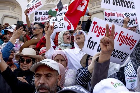 15 mai 2022 : première manifestation à l'appel du nouveau Front du Salut National, récemment formé par cinq partis opposés au président Kais Saied, composé notamment de Ennahdha et Al Karama, les deux partis islamistes. Ce front est constitué des mouvements et partis qui s'opposent depusi plusieurs mois au président Saied pour « sauver » la Tunisie de sa profonde crise après le coup d'état de ce dernier en juillet 2021. Près de 3000 manifestants se sont rassemblés deavnt le théâtre de l'avenue Bourguiba à Tunis scandant des slogans comme "Dégage", "nous vaincrons", "nous sommes unis, pas divisés", ... autour des leaders politiues aux tendances très variées comme Nejib Chebbi, Jaouhar Mbarek, Nourredine Bihri, Seiffeddine Makhlouf. 